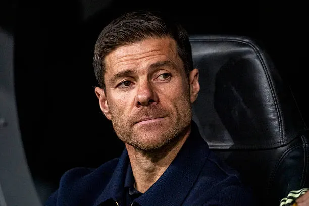 رغم الانتصار ضد ألافيس .. ذا أثلتيك تكشف قلق إدارة ريال مدريد من تشابي ألونسو