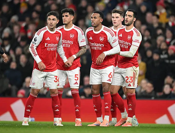 أرسنال نظام 4-3-3 والسيطرة المركزية والتوسع الجانبي